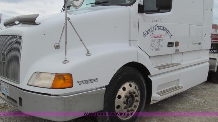 image for item E3896 1998 Volvo VN semi truck