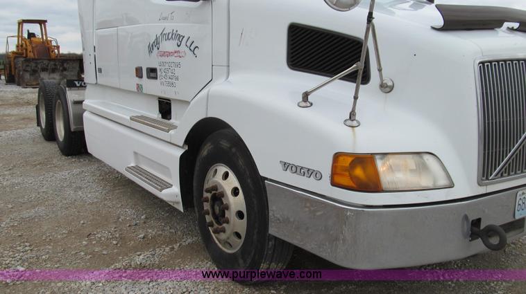 image for item E3896 1998 Volvo VN semi truck