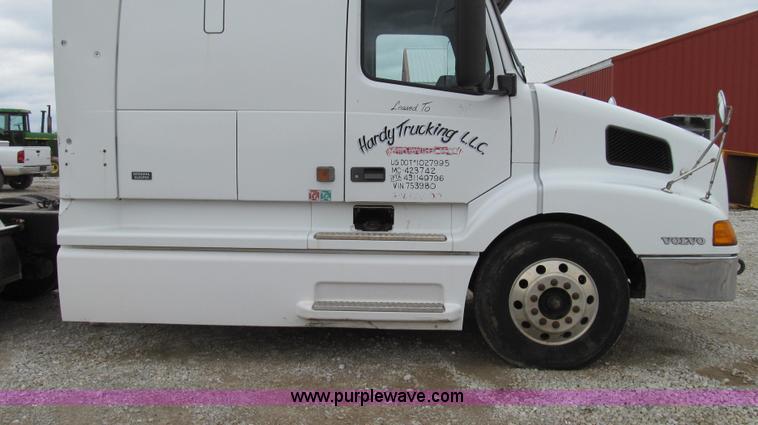 image for item E3896 1998 Volvo VN semi truck