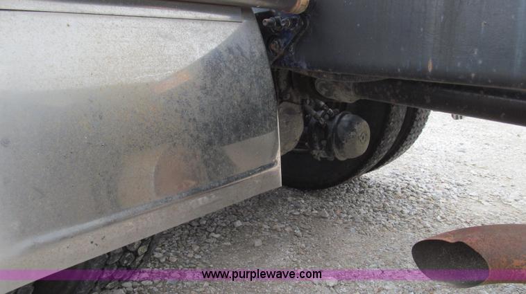 image for item E3896 1998 Volvo VN semi truck