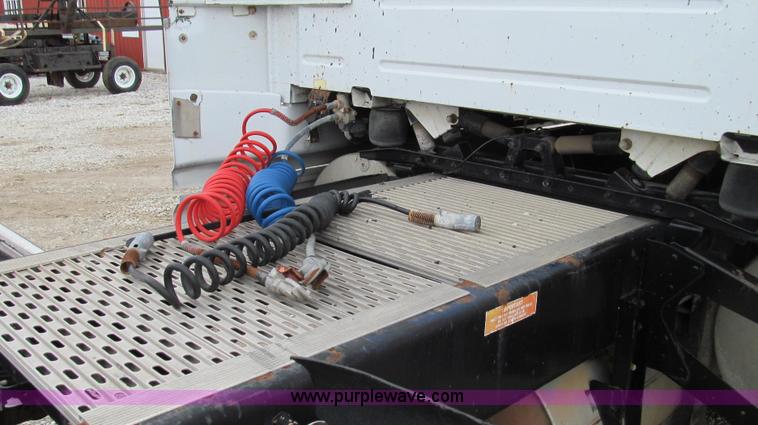 image for item E3896 1998 Volvo VN semi truck