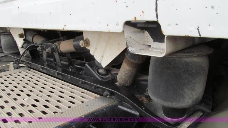 image for item E3896 1998 Volvo VN semi truck