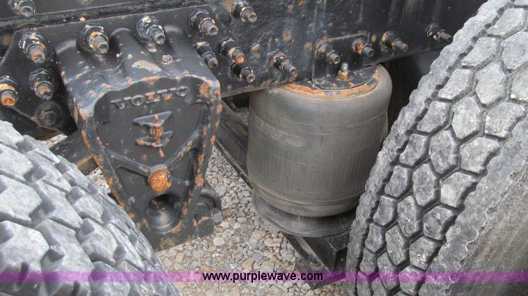 image for item E3896 1998 Volvo VN semi truck