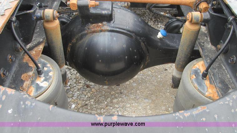 image for item E3896 1998 Volvo VN semi truck