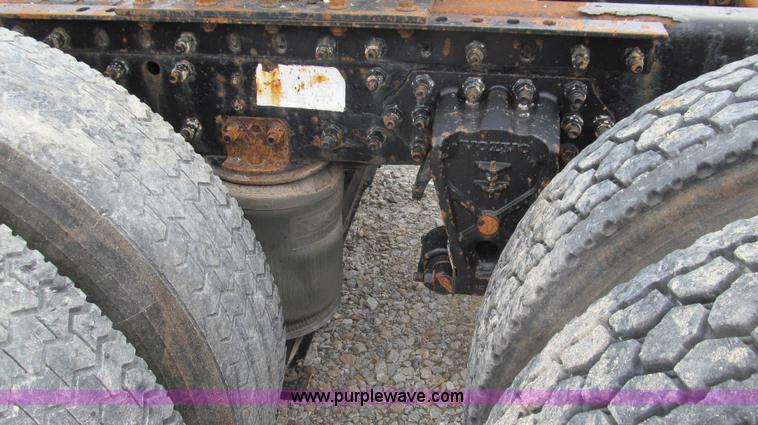 image for item E3896 1998 Volvo VN semi truck