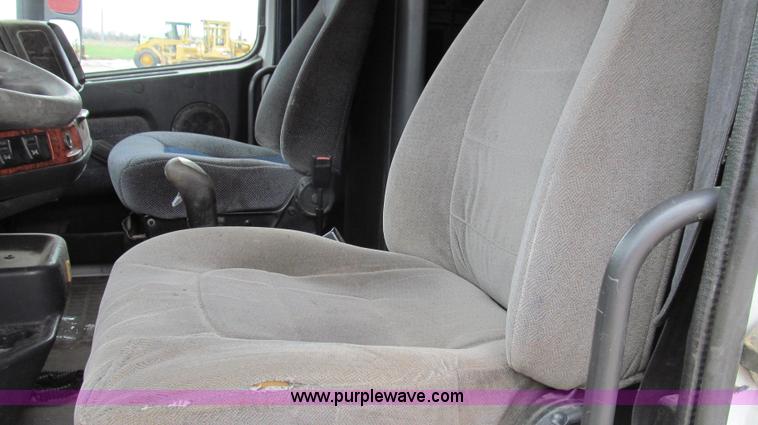 image for item E3896 1998 Volvo VN semi truck