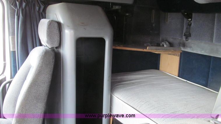 image for item E3896 1998 Volvo VN semi truck