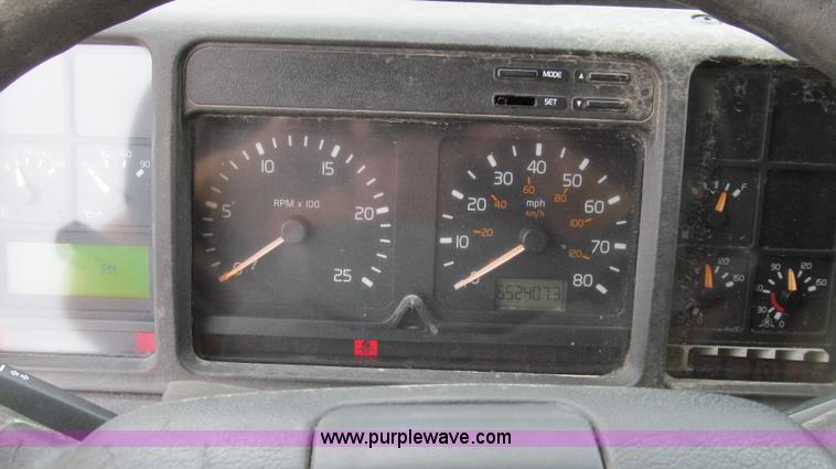 image for item E3896 1998 Volvo VN semi truck