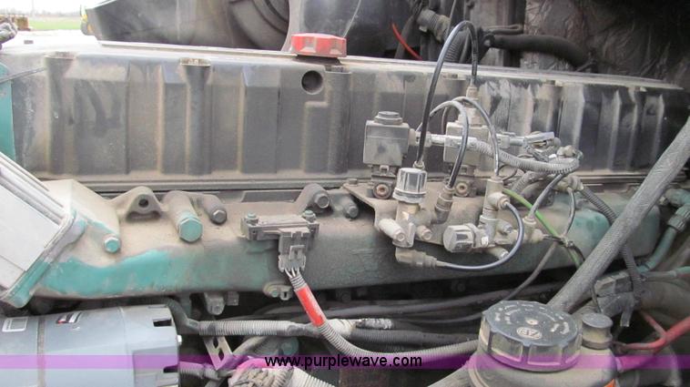 image for item E3896 1998 Volvo VN semi truck