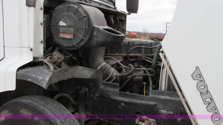 image for item E3896 1998 Volvo VN semi truck