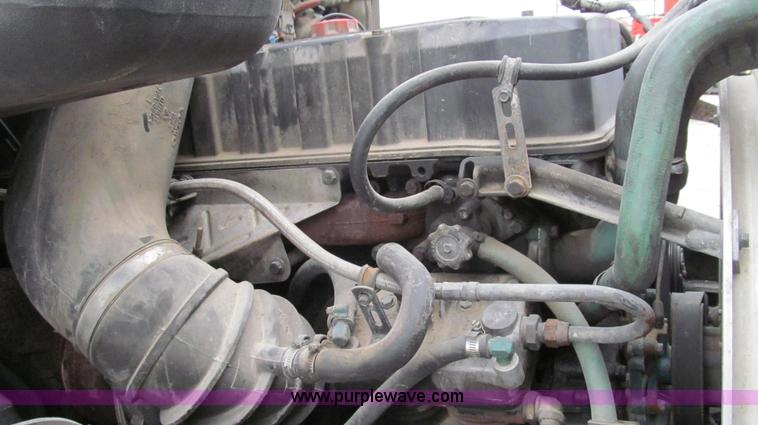 image for item E3896 1998 Volvo VN semi truck