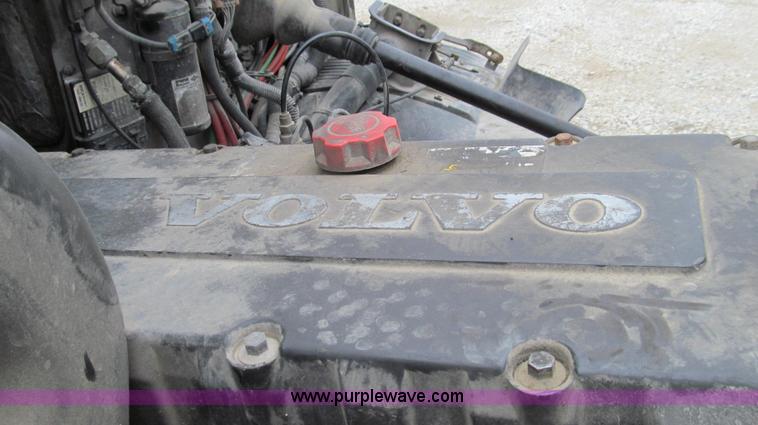 image for item E3896 1998 Volvo VN semi truck