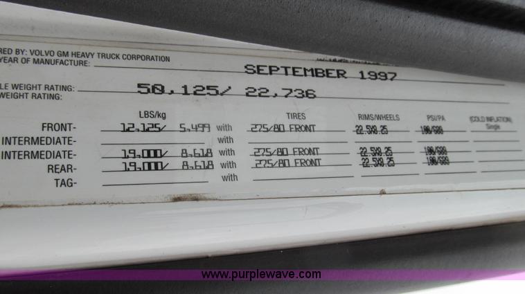 image for item E3896 1998 Volvo VN semi truck