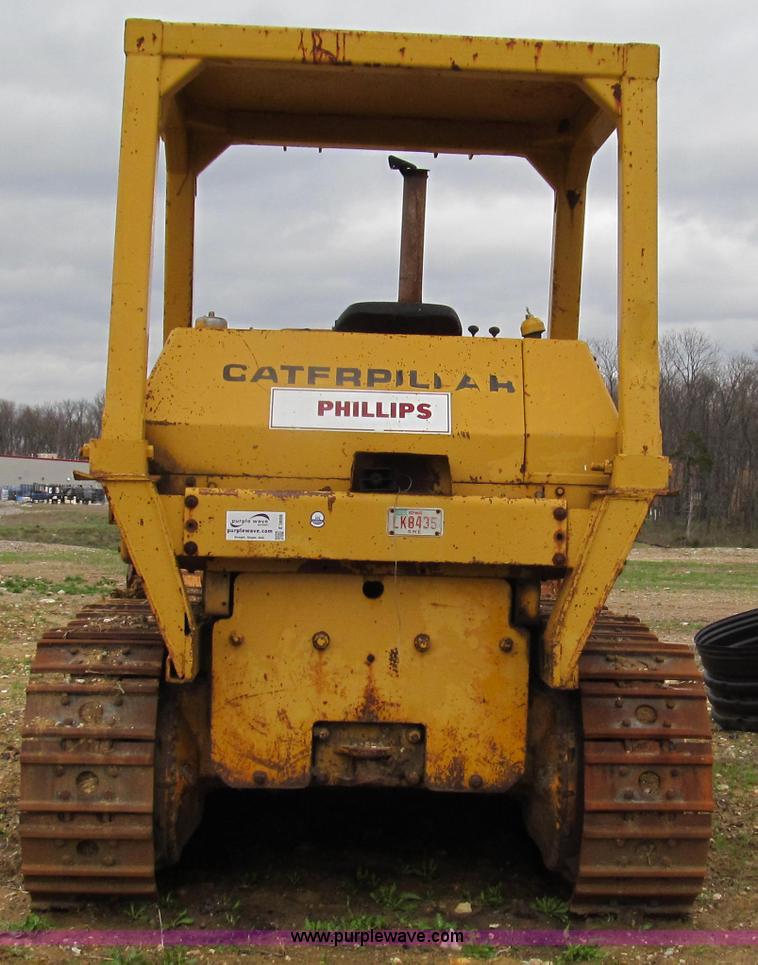 image for item E3898 1974 Caterpillar 977L track loader