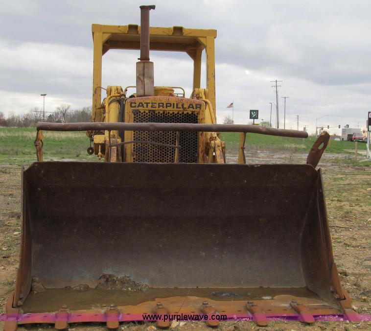 image for item E3898 1974 Caterpillar 977L track loader