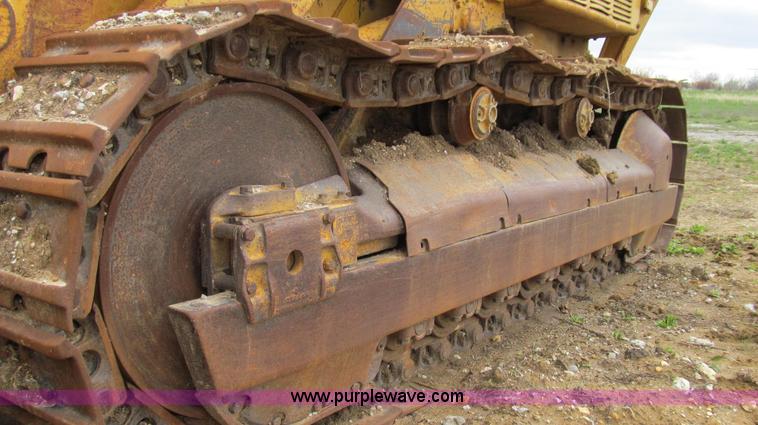 image for item E3898 1974 Caterpillar 977L track loader