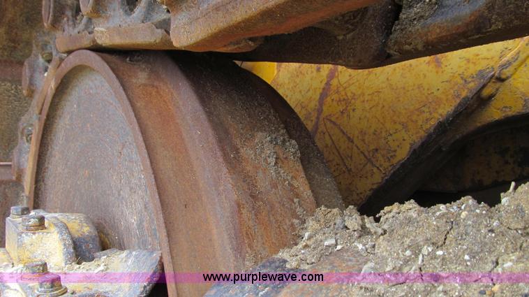 image for item E3898 1974 Caterpillar 977L track loader