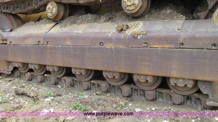 image for item E3898 1974 Caterpillar 977L track loader