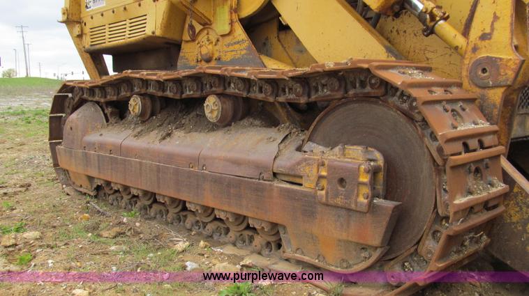 image for item E3898 1974 Caterpillar 977L track loader