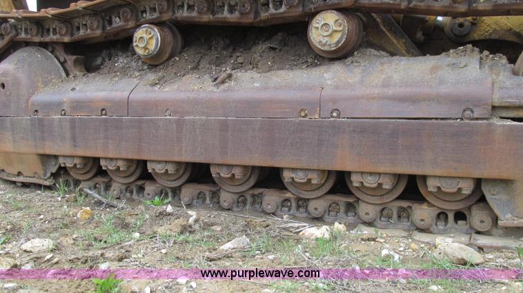 image for item E3898 1974 Caterpillar 977L track loader