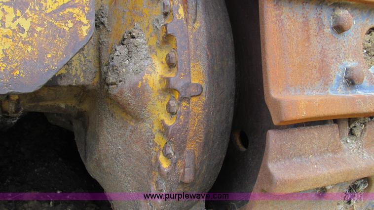 image for item E3898 1974 Caterpillar 977L track loader