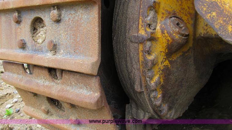 image for item E3898 1974 Caterpillar 977L track loader