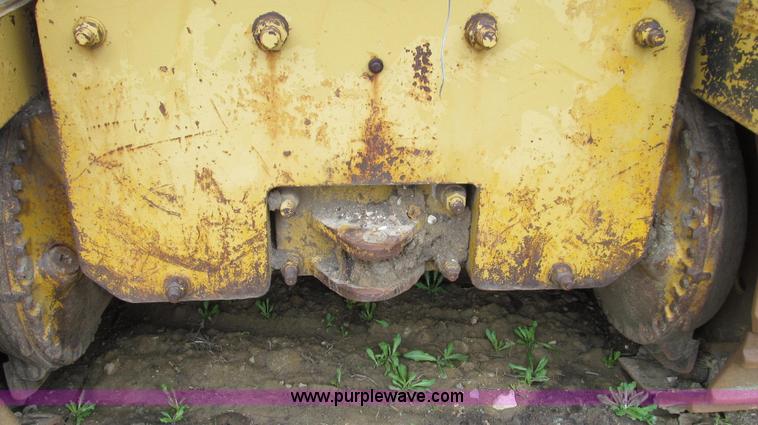 image for item E3898 1974 Caterpillar 977L track loader