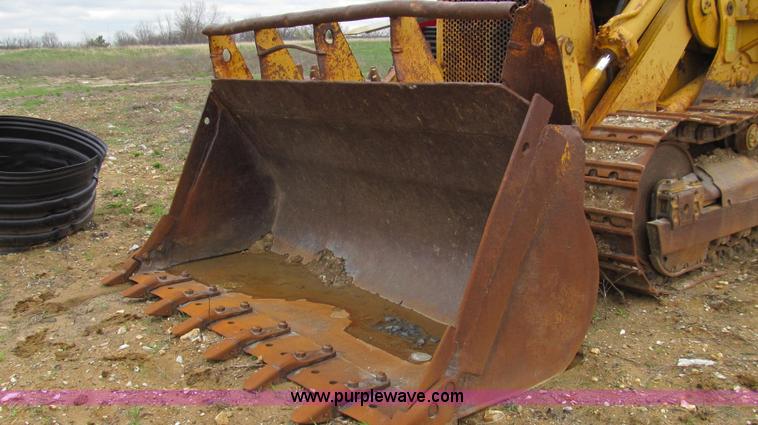image for item E3898 1974 Caterpillar 977L track loader