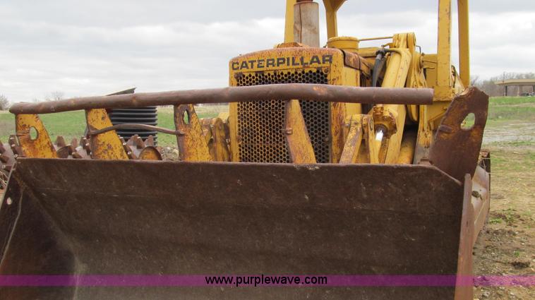 image for item E3898 1974 Caterpillar 977L track loader
