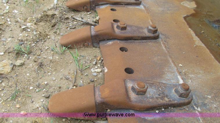 image for item E3898 1974 Caterpillar 977L track loader
