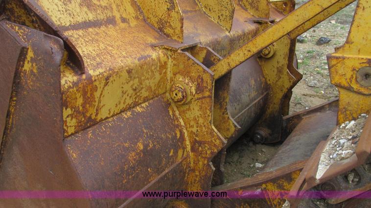 image for item E3898 1974 Caterpillar 977L track loader