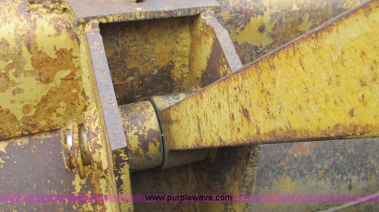 image for item E3898 1974 Caterpillar 977L track loader