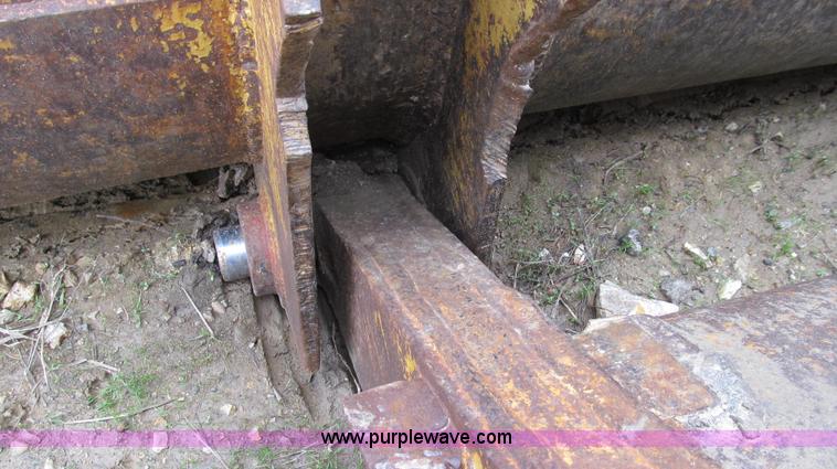 image for item E3898 1974 Caterpillar 977L track loader