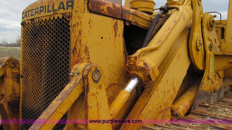 image for item E3898 1974 Caterpillar 977L track loader
