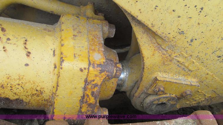 image for item E3898 1974 Caterpillar 977L track loader