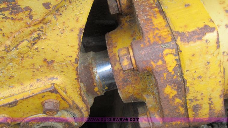 image for item E3898 1974 Caterpillar 977L track loader