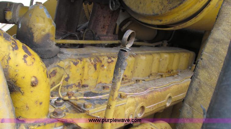 image for item E3898 1974 Caterpillar 977L track loader