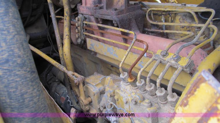 image for item E3898 1974 Caterpillar 977L track loader