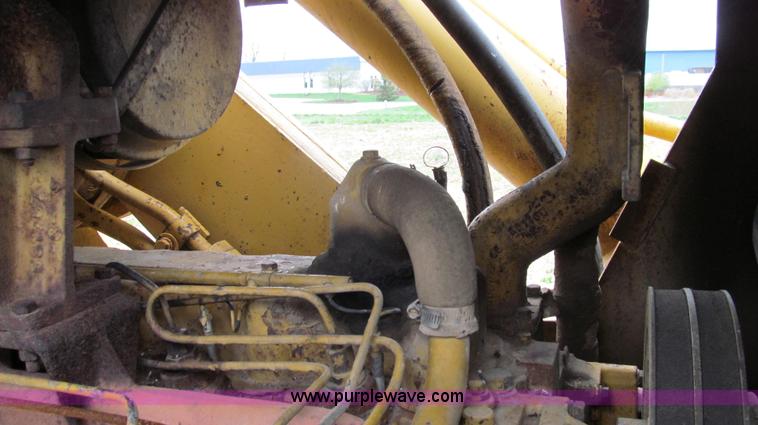 image for item E3898 1974 Caterpillar 977L track loader