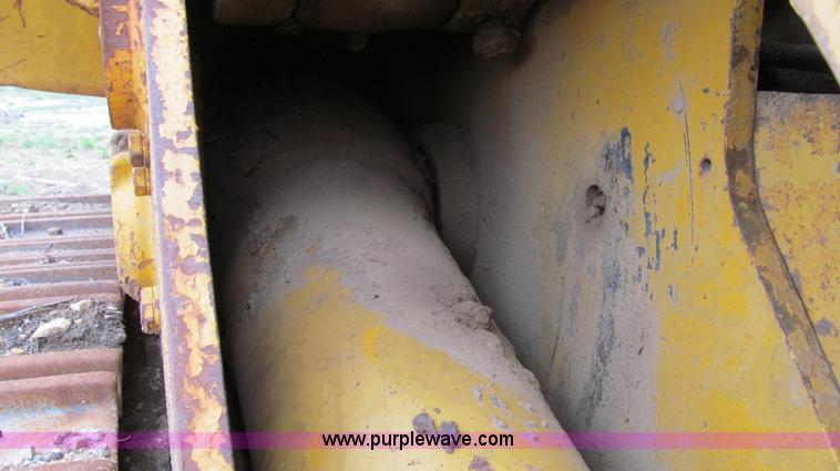 image for item E3898 1974 Caterpillar 977L track loader