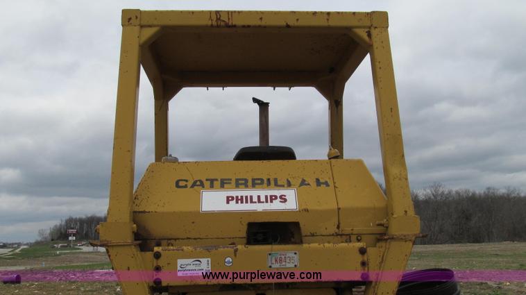 image for item E3898 1974 Caterpillar 977L track loader