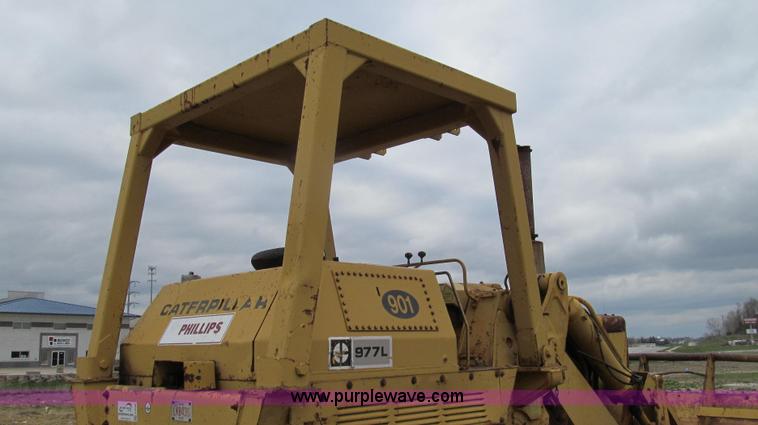 image for item E3898 1974 Caterpillar 977L track loader