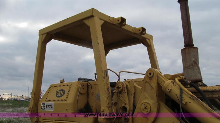 image for item E3898 1974 Caterpillar 977L track loader