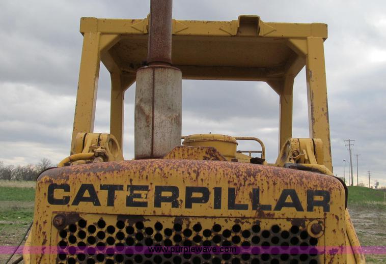 image for item E3898 1974 Caterpillar 977L track loader