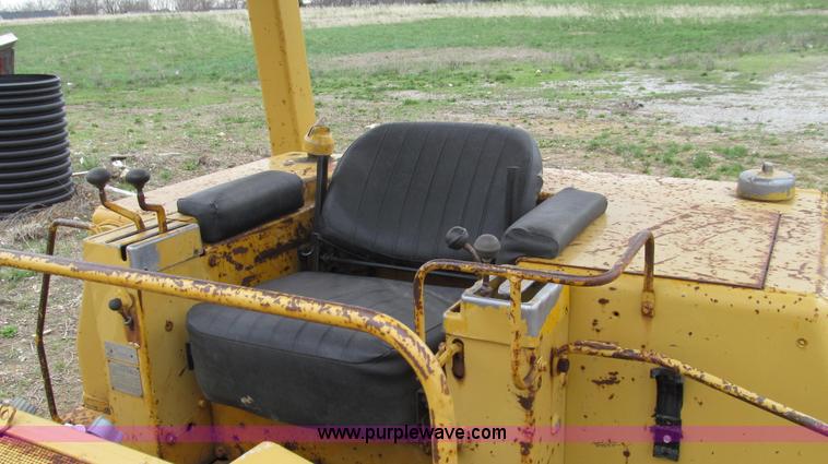 image for item E3898 1974 Caterpillar 977L track loader