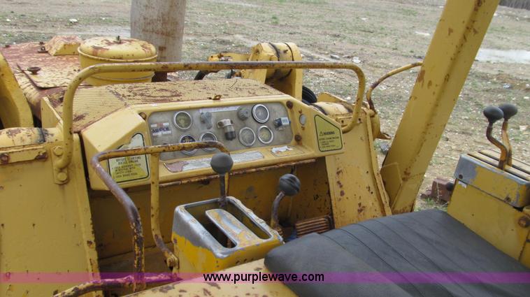 image for item E3898 1974 Caterpillar 977L track loader