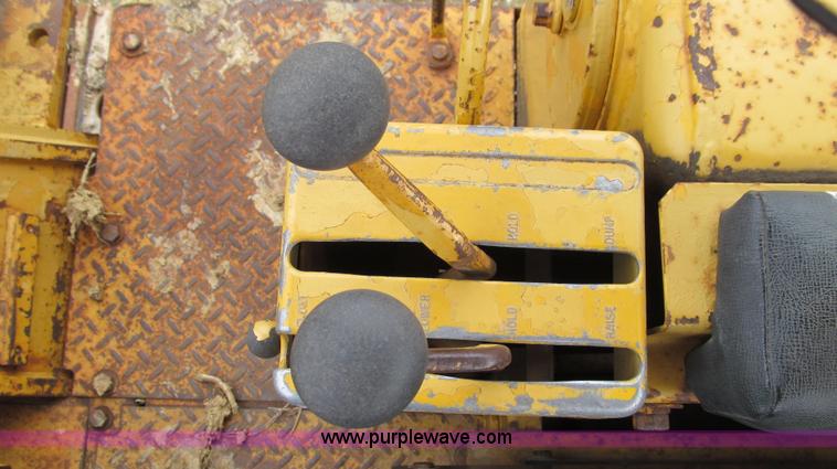 image for item E3898 1974 Caterpillar 977L track loader