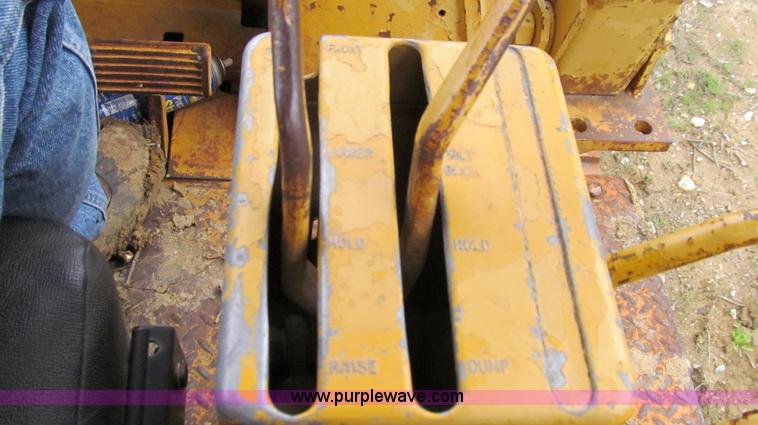 image for item E3898 1974 Caterpillar 977L track loader
