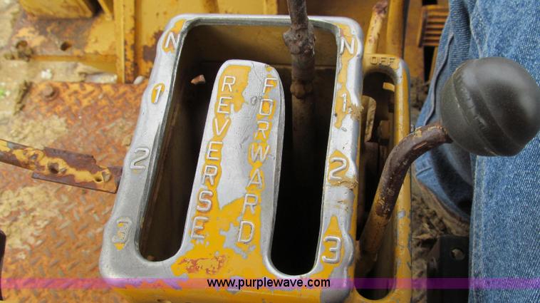 image for item E3898 1974 Caterpillar 977L track loader