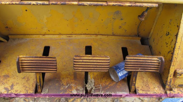 image for item E3898 1974 Caterpillar 977L track loader